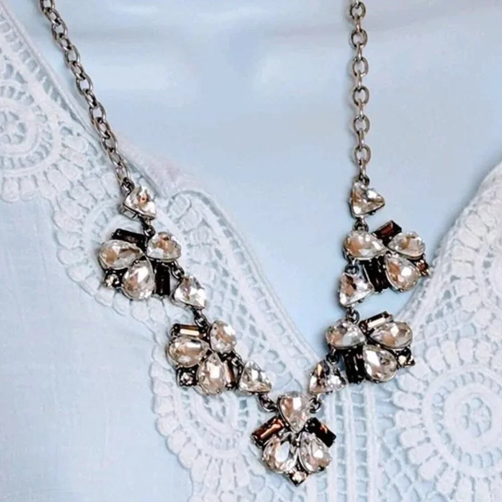 Beautiful Stella & Dot Silver Tone Rhinestone Statement Chain Necklace - Picture 4 of 4